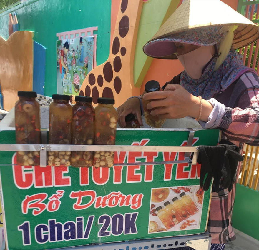 Chè tuyết yến giữ dáng đẹp da toàn “kỳ hoa dị thảo”, giá 20.000 đồng/chai bán ở vỉa hè Sài Gòn