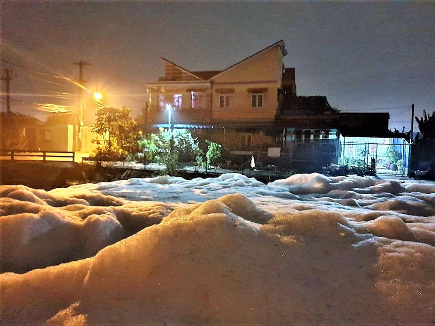 Kênh Ba Bò nổi trắng bọt hóa chất thải ra từ các nhà máy xung quanh. Ảnh: Hương Chi