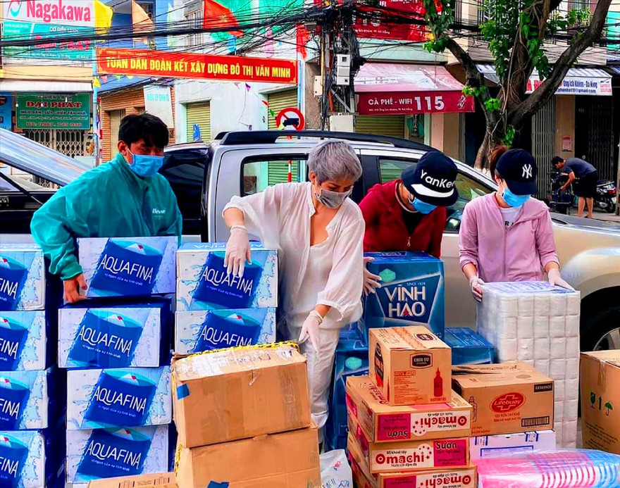 Chị Thương (áo trắng) kiểm tra lại nhu yếu phẩm trước khi đi tiếp tế