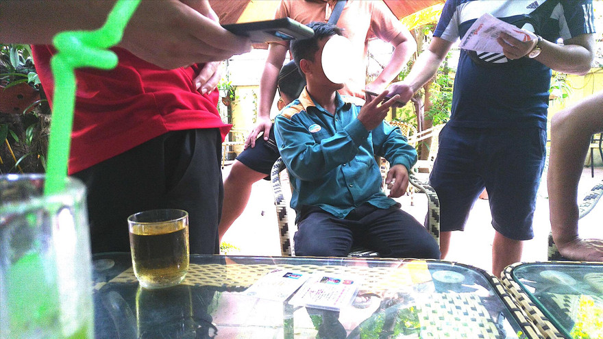 Công an bắt quả tang vụ trao trả thẻ nhà báo, công an giả, từ nguồn tin của báo Tiền Phong. Ảnh: MĐ