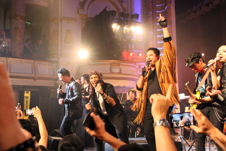 Sau bê bối rúng động năm kia, đây thực sự là sự kiện có tính chất “phá băng” đối với sự nghiệp tưởng như đã chạm đáy của Phạm Anh Khoa (phải).