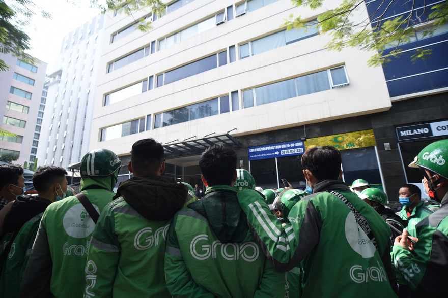 Tài xế tập trung đình công trước văn phòng Grab tại Cầu Giấy, Hà Nội sáng 7/12 Ảnh: Anh Tuấn 