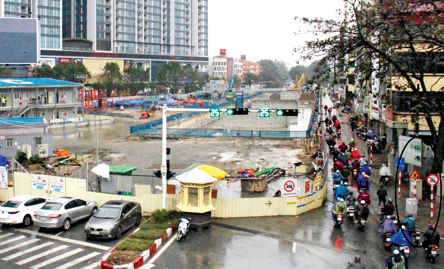 Công trường dự án đường sắt Nhổn - ga Hà Nội trên đường Kim Mã chiều 4/2 vắng bóng công nhân thi công. Ảnh: A.Trọng