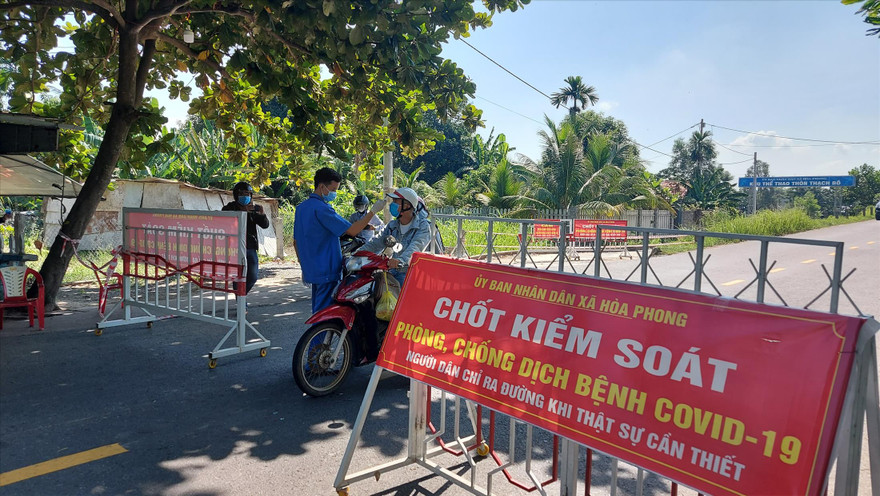 Chốt chặn, kiểm soát người ra vào khu vực thôn Thạch Bồ (xã Hoà Phong, Hoà Vang, Đà Nẵng). Ảnh: Nguyễn Thành