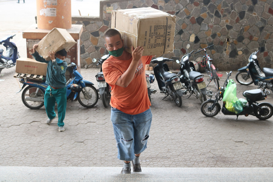 Anh Sơn cùng đồng nghiệp đang bốc xếp hàng hóa