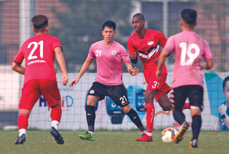 Đình Trọng trong một buổi tập cùng CLB Hà Nội trước khi sang Singapore tái khám chấn thương. Ảnh: ANH HIỂN