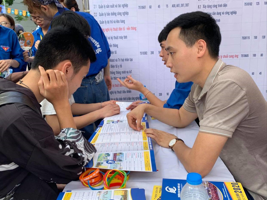 Các trường tư vấn tuyển sinh năm 2020Ảnh: Nghiêm Huê 