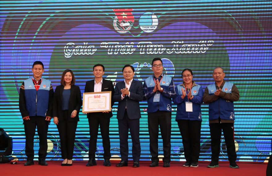 Anh Nguyễn Anh Tuấn, Bí thư thứ nhất T.Ư Đoàn, tặng bằng khen của BCH T.Ư Đoàn cho Trung tâm Thông tin Nguồn lực Tình nguyện Việt Nam 
