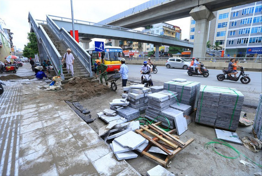 Vỉa hè tại Hà Nội đang được lát đá tự nhiên