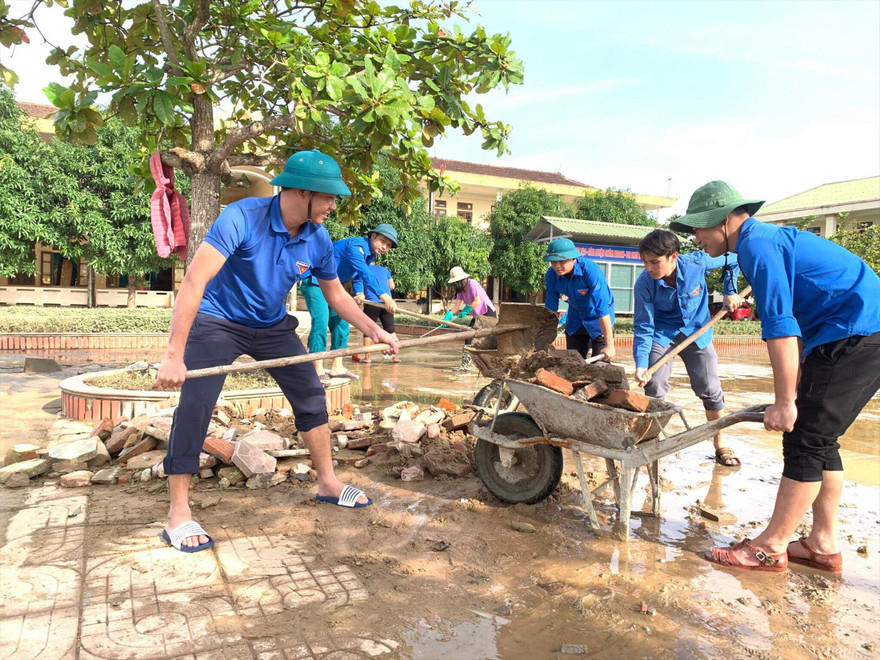 Sau lũ, lực lượng thanh niên tích cực dọn dẹp giúp người dân, trường học