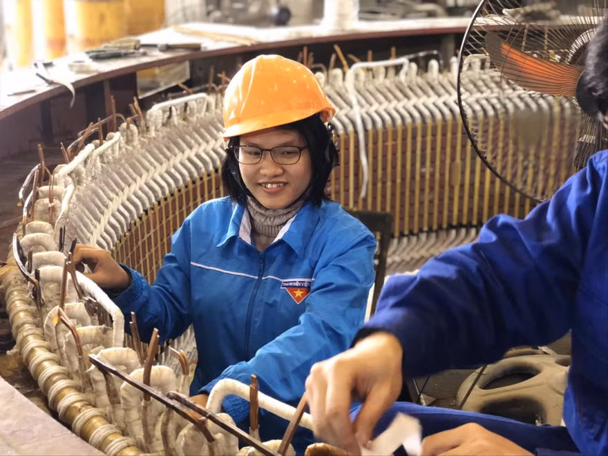 Nữ kỹ sư Phạm Thanh Huyền tham gia sửa chữa động cơ điện 1250kW tại xưởng sửa chữa và vận hành điện. Ảnh: NVCC 