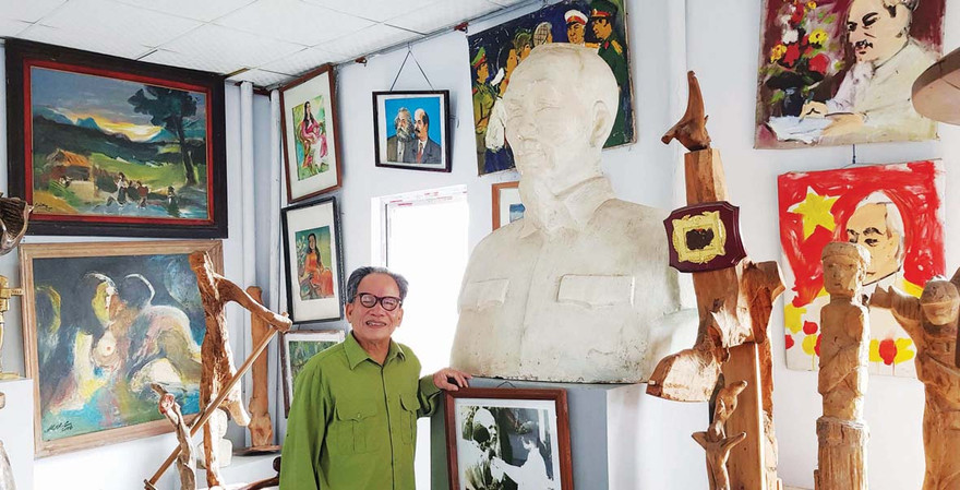Họa sĩ Lê Duy Ứng bên bức tượng Bác Hồ Ảnh: KIẾN NGHĨA