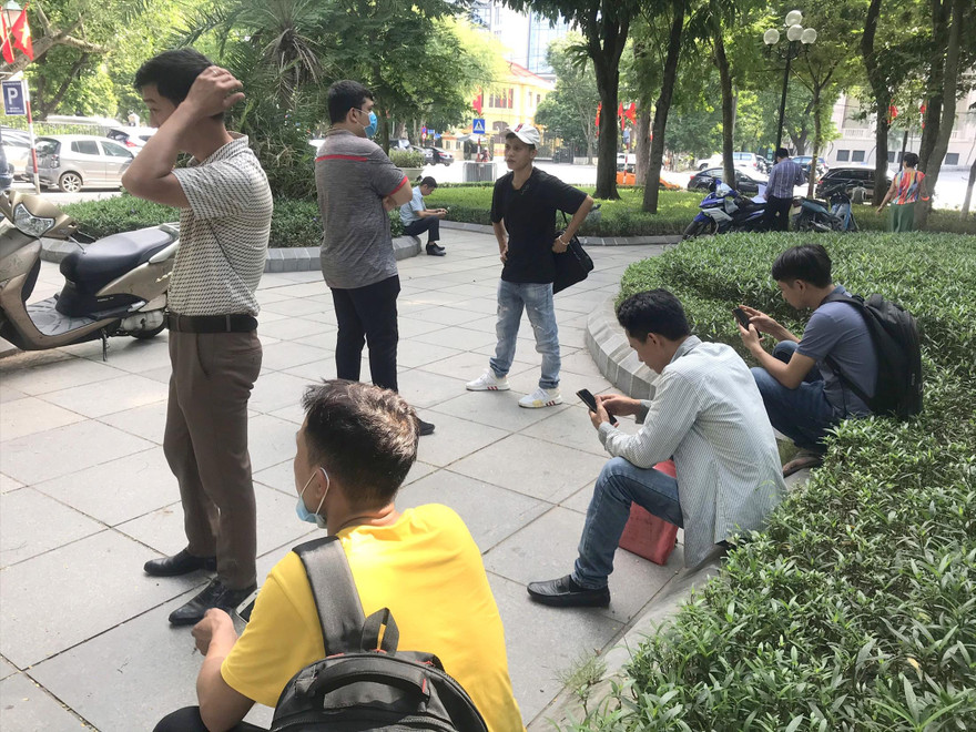 Nhiều lao động từ các tỉnh, thành vật vờ tại cổng các cơ quan chức năng để đề nghị giải quyết 