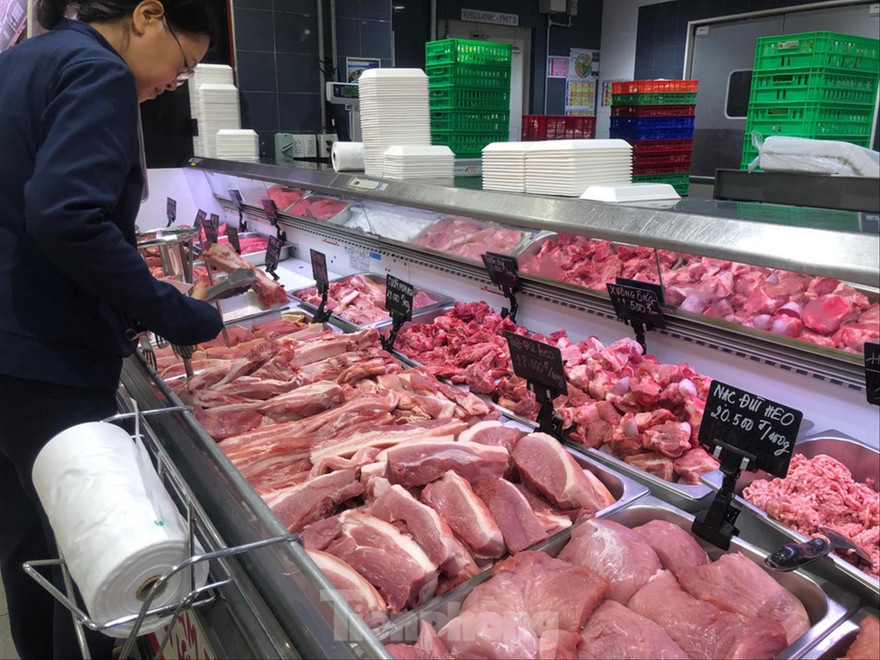 Giá thịt lợn vẫn còn rất cao. Ảnh: PV