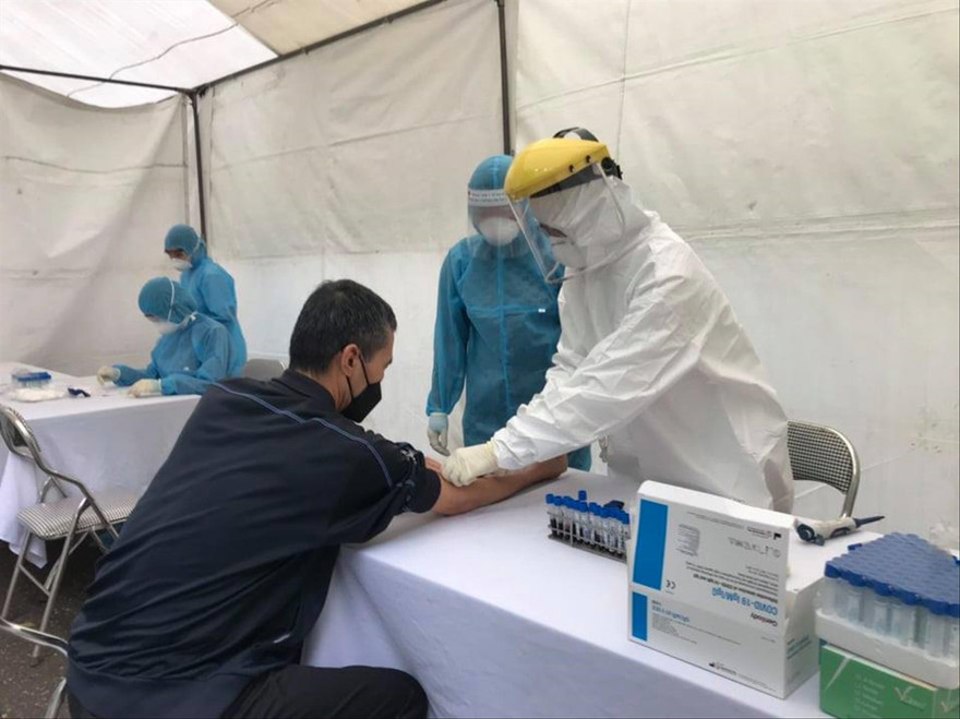 Lấy mẫu làm xét nghiệm tại điểm test nhanh ở trường THCS Đống Đa. Ảnh: H.M 