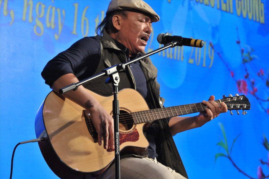 Hình ảnh quen thuộc của nhạc sĩ Trần Tiến. Ảnh: NGUYỄN ĐÌNH TOÁN 