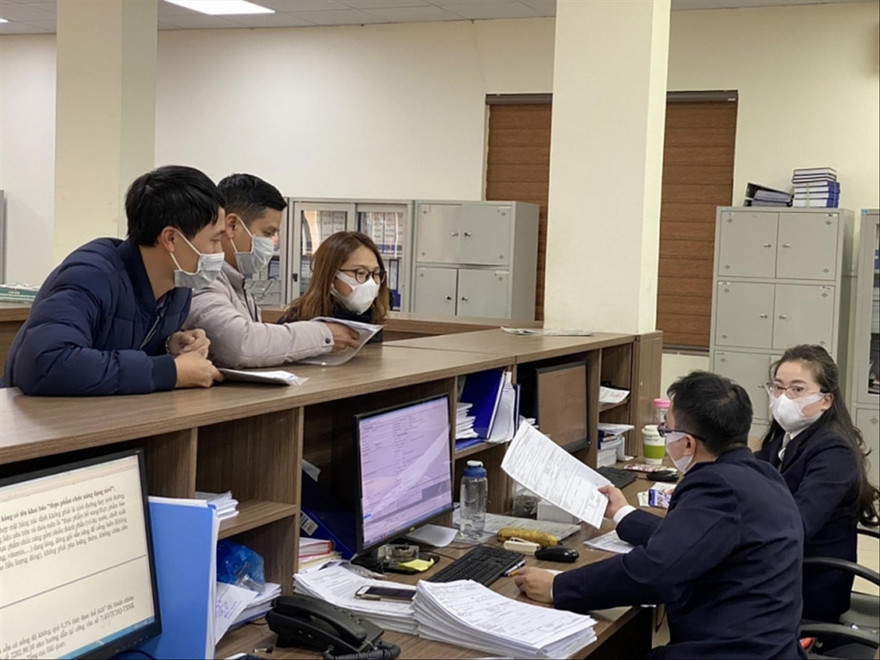 Cả cán bộ hải quan và người dân đều đeo khẩu trang khi giao dịch, làm thủ tục XNK