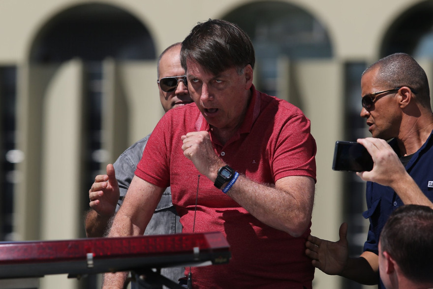 Ông Bolsonaro không đeo khẩu trang và liên tục ho khi tham gia biểu tình phản đối giãn cách xã hội