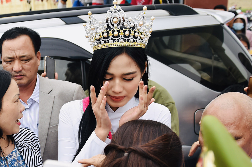 Đỗ Thị Hà cùng bố mẹ tại buổi gặp gỡ với người thân, bạn bè tại Hậu Lộc. Ảnh: Mạnh Thắng