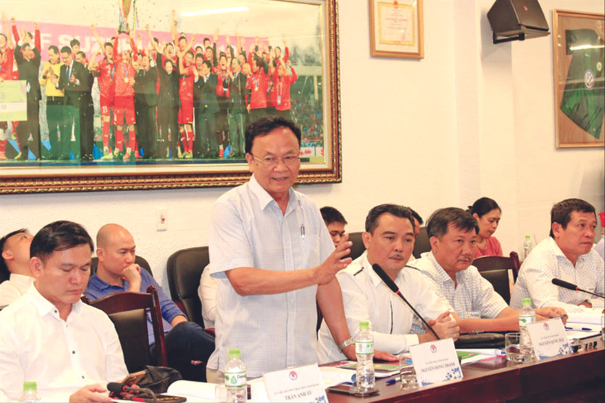 Ông Nguyễn Hồng Thanh phát biểu tại Hội nghị BCH LĐ bóng đá VN lần 6 khóa 8 ngày 13/5/2020. Theo ông Hồng Thanh, Phó Chủ tịch phụ trách tài chính VFF phải là một doanh nhân có uy tín, giỏi kiếm tiền và thạo về truyền thông Ảnh: CTV 