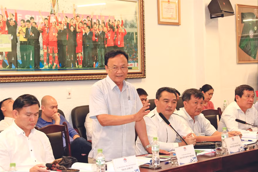 Ông Nguyễn Hồng Thanh phát biểu tại Hội nghị BCH LĐ bóng đá VN lần 6 khóa 8 ngày 13/5/2020. Theo ông Hồng Thanh, Phó Chủ tịch phụ trách tài chính VFF phải là một doanh nhân có uy tín, giỏi kiếm tiền và thạo về truyền thông Ảnh: CTV 