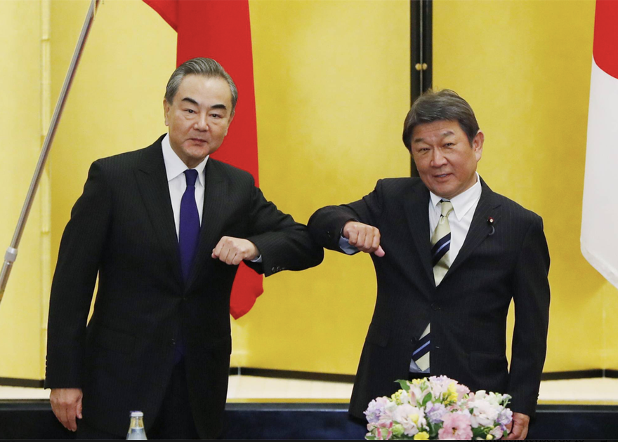 Ông Toshimitsu Motegi (phải) và ông Vương Nghị trong cuộc gặp tại Tokyo ngày 24/11. Ảnh: AP