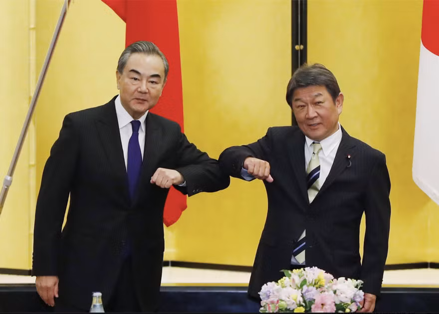 Ông Toshimitsu Motegi (phải) và ông Vương Nghị trong cuộc gặp tại Tokyo ngày 24/11. Ảnh: AP