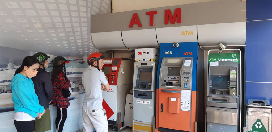 4 trụ ATM, chỉ có 1 trụ có thể giao dịch (ảnh chụp tại CoopMart Phan Văn Trị, Q.Gò Vấp, TPHCM trưa 20/1)