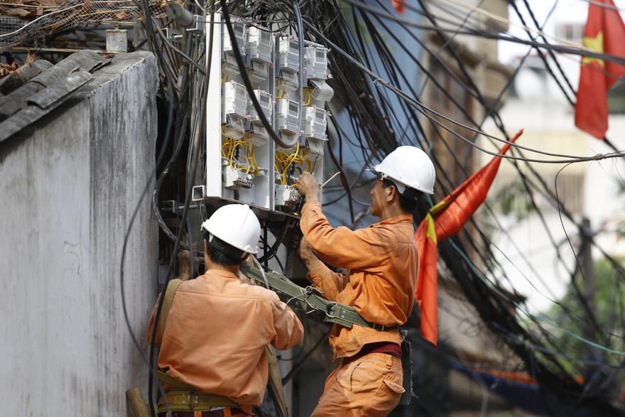 Thủ tướng Nguyễn Xuân Phúc yêu cầu Bộ Công Thương, Tập đoàn Điện lực Việt Nam, chính quyền cơ sở kiểm tra, xử lý ngay bức xúc của người dân về các trường hợp tiền điện tăng đột biến. Ảnh: Như Ý 
