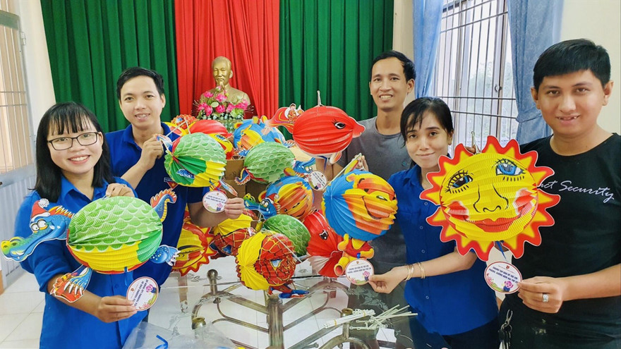 Những chiếc đèn ngộ nghĩnh được các bạn trẻ làm từ vật liệu tái chế tặng thiếu nhi. Ảnh: PV 