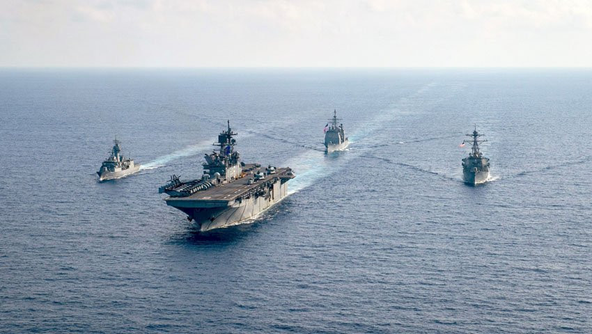 Tàu khu trục Úc (trái) cùng các tàu chiến Mỹ phối hợp hoạt động trên biển. Ảnh: US Navy 