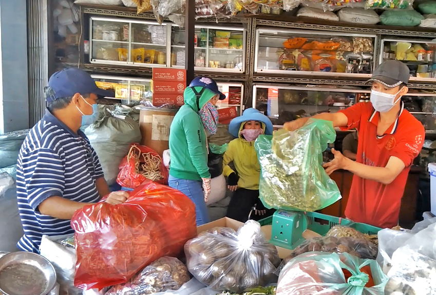 Nhiều người tìm đến phố thuốc Đông y tại TPHCM để tìm thuốc chống cảm cúm
