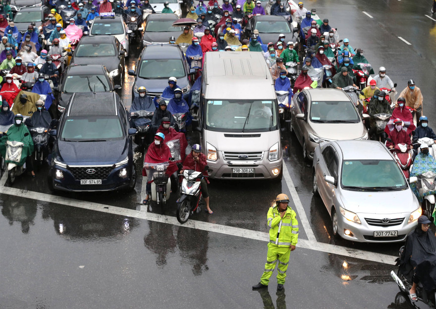 Hôm nay 16/9, Ủy ban thường vụ Quốc hội sẽ quyết định có tách luật giao thông đường bộ thành 2 luật hay không
