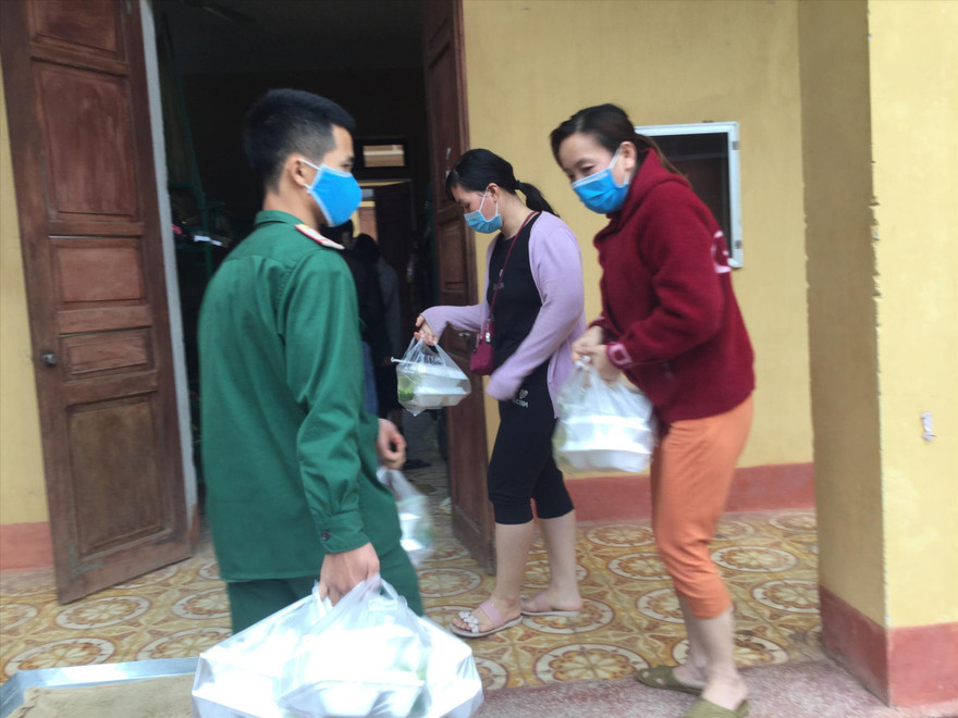 Hàng ngàn người được cơ sở cách ly ở Lạng Sơn lo ăn ở. Ảnh: Duy Chiến