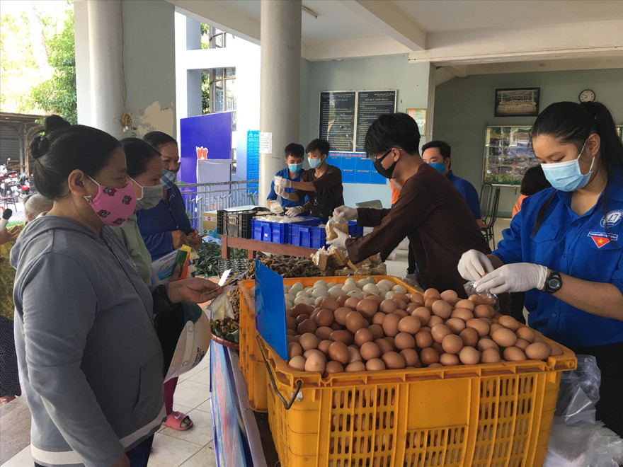 Phiên chợ 0 đồng của Tỉnh Đoàn Đồng Nai hỗ trợ người dân có hoàn cảnh khó khăn. Ảnh: PV 
