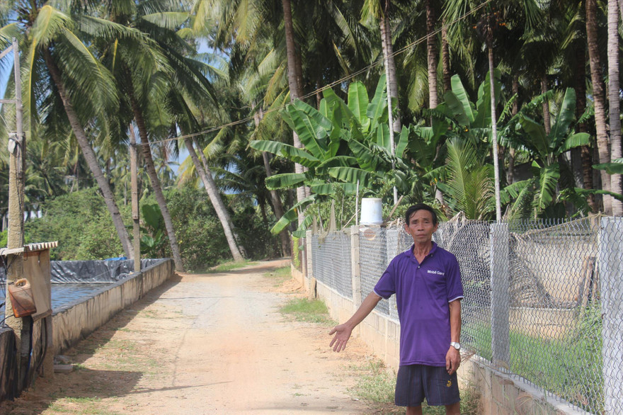 Gia đình ông Chóm cùng nhiều hộ dân trong xã đã tự nguyện hiến đất để có con đường rộng hơn. Ảnh: Trương Định 