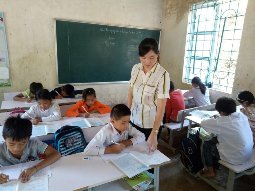 Các cô giáo ở bản Cha Khót với học trò của mình