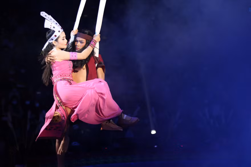 Nghệ sĩ cải lương học đu bay để diễn “Cây gậy thần” 