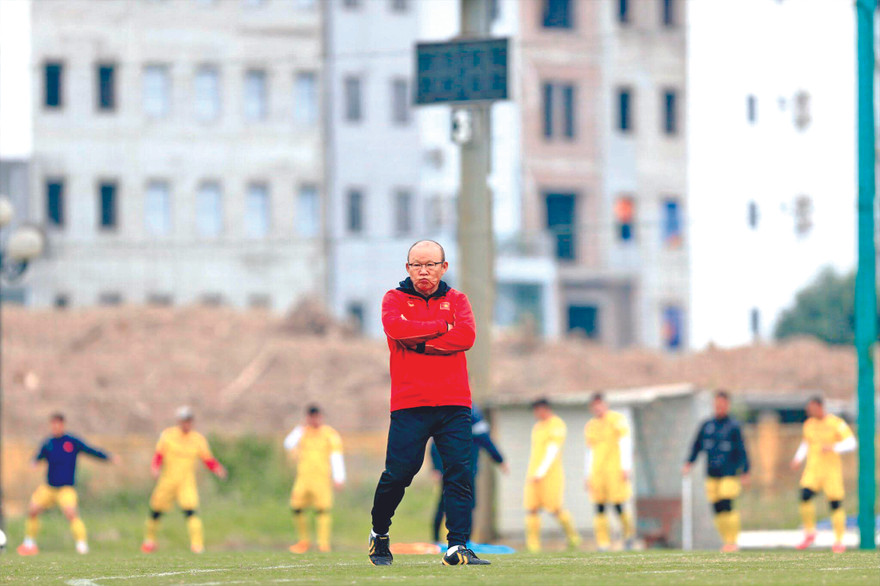 HLV Park Hang Seo muốn V-League tạo cơ hội cho các cầu thủ trẻ để giải quyết cuộc khủng hoảng thiếu tiền đạo giỏi của tuyển Việt Nam. Ảnh: Anh Tú