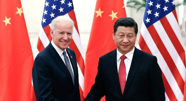 Chủ tịch Trung Quốc Tập Cận Bình và ông Joe Biden tại cuộc gặp ở Thủ đô Bắc Kinh, Trung Quốc tháng 12/2013. Ảnh: AP