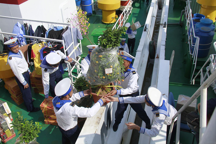 Mang hàng Tết ra Nhà giàn DK1. Ảnh: Trường Phong