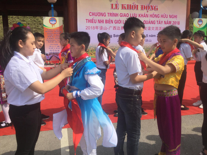 Sôi nổi chương trình “Khăn hồng hữu nghị” giữa thiếu nhi biên giới. Ảnh: Duy Chiến