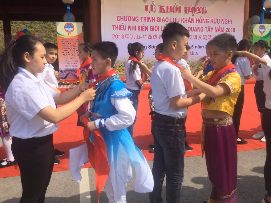 Sôi nổi chương trình “Khăn hồng hữu nghị” giữa thiếu nhi biên giới. Ảnh: Duy Chiến