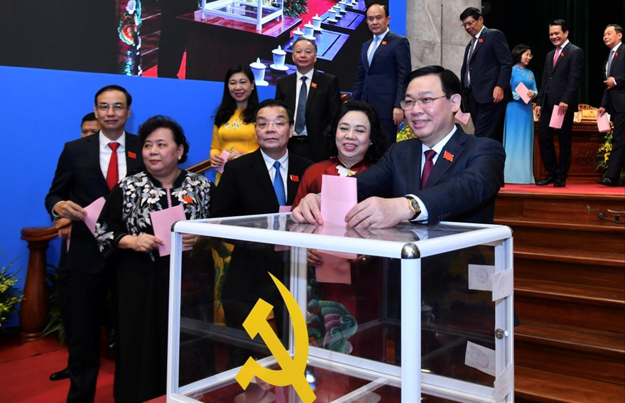 Bí thư Thành ủy Hà Nội Vương Đình Huệ bỏ phiếu tại Đại hội Đảng bộ thành phố Hà Nội, nhiệm kỳ 2020-2025. Ảnh: Như Ý