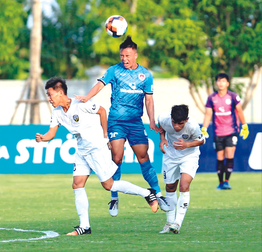 Một pha bóng trong trận Phố Hiến (áo xanh) gặp An Giang (áo trắng) chiều 7/7. Ảnh: Trần Anh
