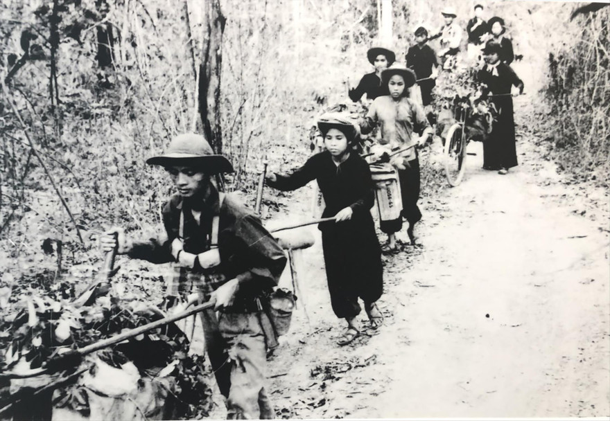 Lực lượng TNXP thồ đạn ra chiến trường Ảnh tư liệu Bảo tàng Tuổi trẻ Việt Nam