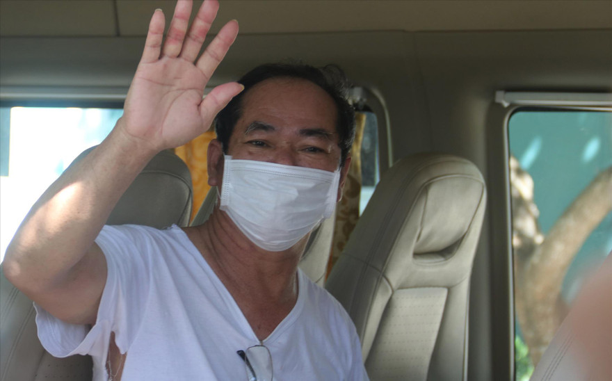 Bệnh nhân 936 vẫy tay chào mọi người trước khi lên xe rời viện 