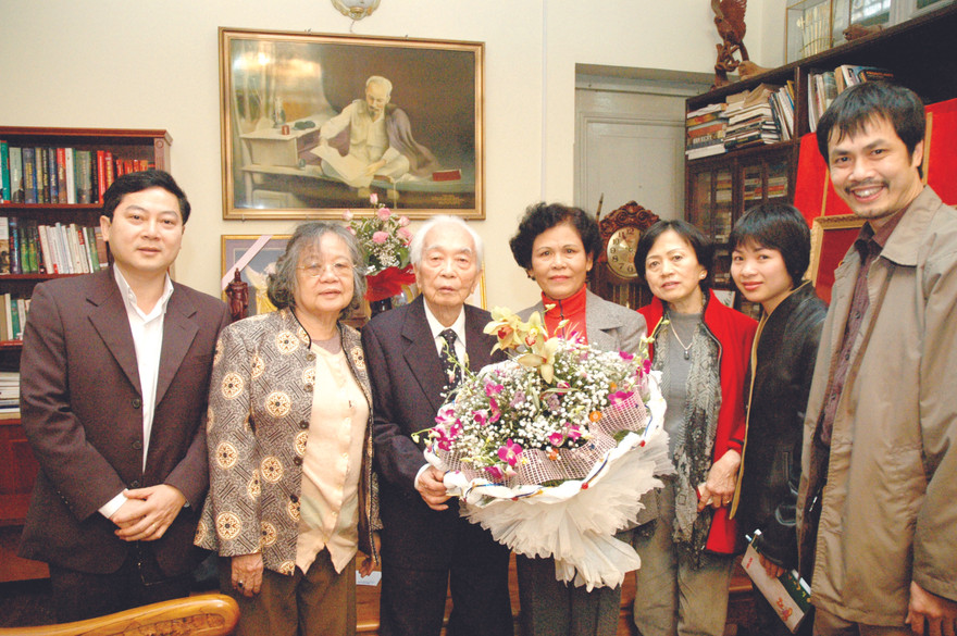 Bà Phạm Thị Xuân Khải (thứ 3 phải sang) cùng các nhà báo Tiền Phong thăm Đại tướng Võ Nguyên Giáp