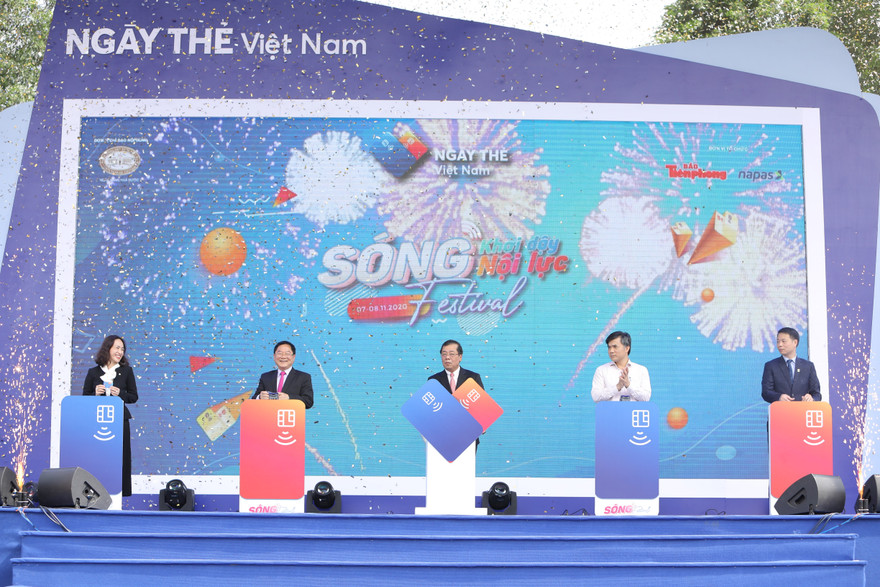 Lãnh đạo NHNN và ban tổ chức thực hiện nghi thức khai mạc Sóng Festival