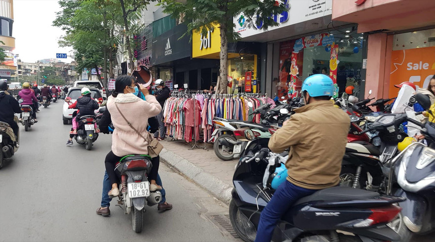 Phố Chùa Bộc (phường Trung Tự, Đống Đa) ùn tắc vì bị chiếm dụng vỉa hè bán quần áo. Ảnh: Trần Hoàng